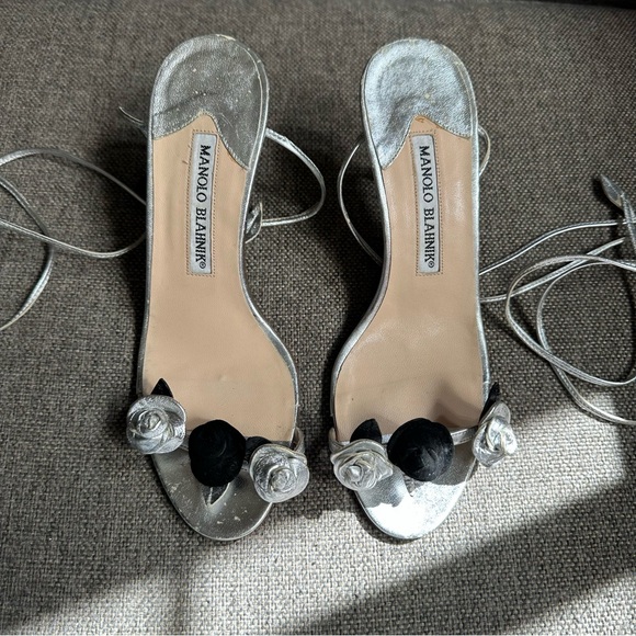 Vintage Manolo Blahnik metallic & black rose sandal heels - Picture 2 of 6
